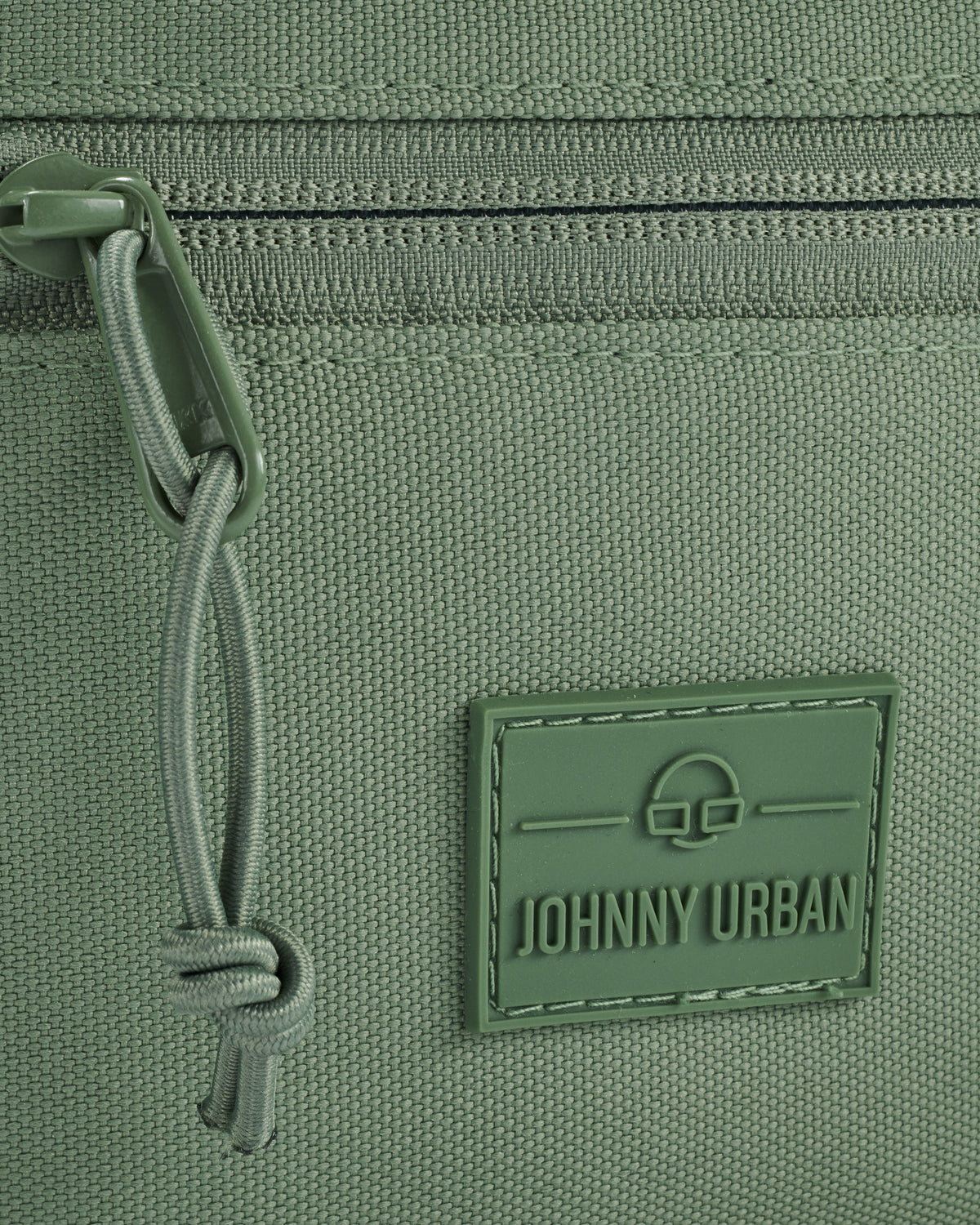 Nahaufnahme der grünen Bauchtasche 'Erik Large' von Johnny Urban mit Reißverschluss und Markenlogo