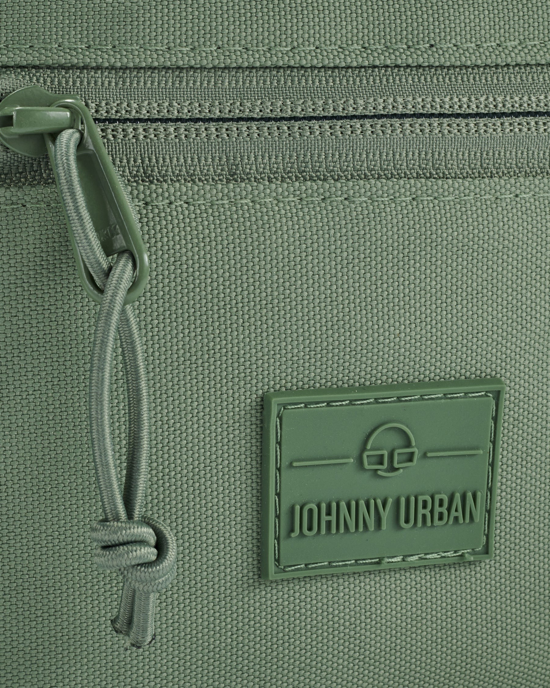 Nahaufnahme der grünen Bauchtasche 'Erik Large' von Johnny Urban mit Reißverschluss und Markenlogo