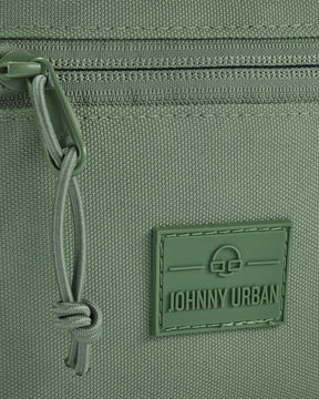 Nahaufnahme der grünen Bauchtasche 'Erik Large' von Johnny Urban mit Reißverschluss und Markenlogo
