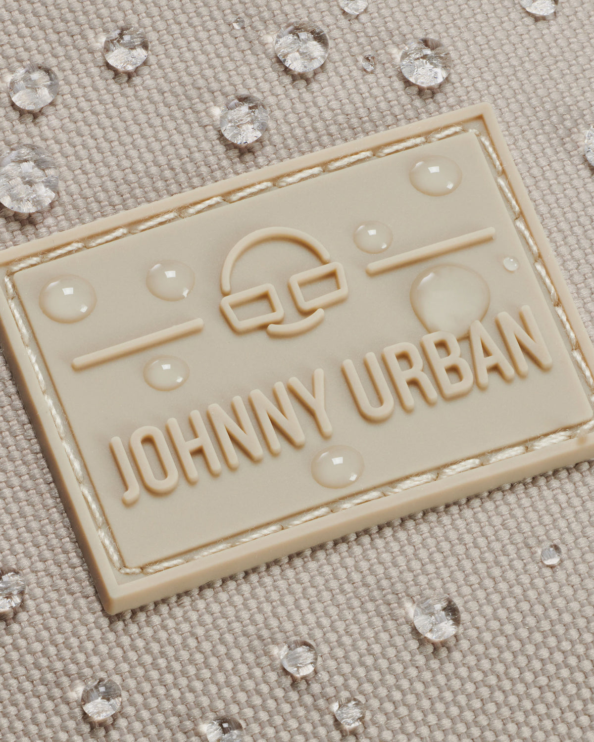 Beige wasserdichte Oberfläche der Bauchtasche 'Erik Large' mit Johnny Urban Logo und Wassertröpfchen