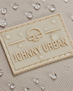 Beige wasserdichte Oberfläche der Bauchtasche 'Erik Large' mit Johnny Urban Logo und Wassertröpfchen