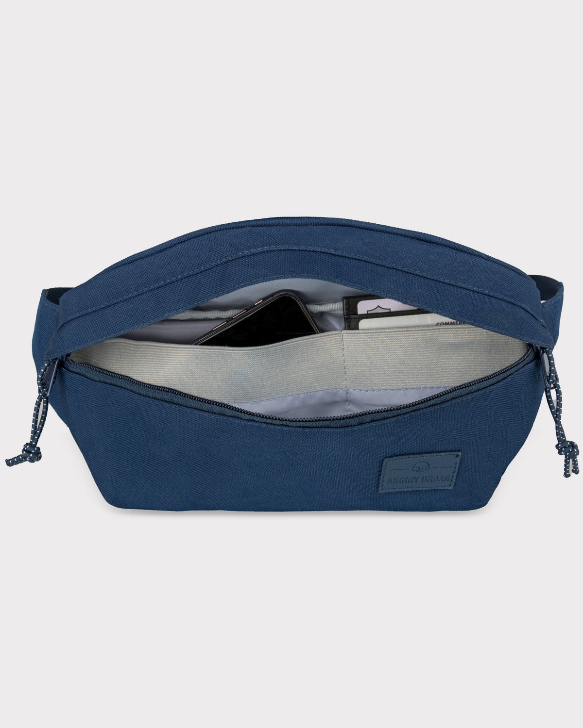 Blaue Johnny Urban Bauchtasche 'Tom' mit geöffnetem Reißverschluss, Smartphone und Karten sichtbar