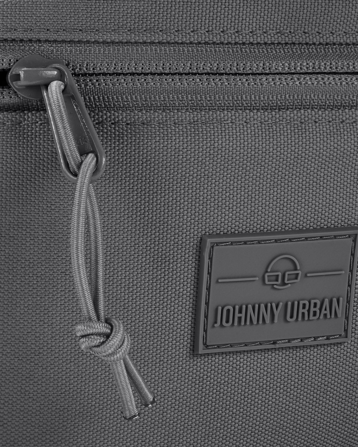 Nahaufnahme der dunkelgrauen Bauchtasche 'Erik Large' von Johnny Urban mit Reißverschluss und Logo-Patch