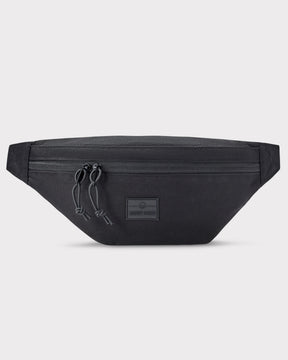 Schwarze Bauchtasche 'Erik Large' von Johnny Urban mit doppeltem Reißverschluss und Logo auf der Vorderseite