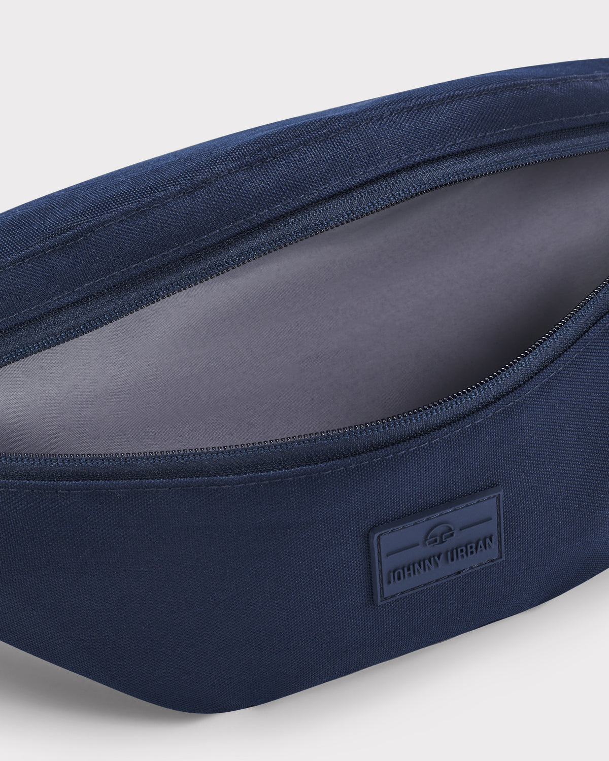 Blaue große Bauchtasche 'Erik Large' von Johnny Urban mit offenem Hauptfach und Innenfutter