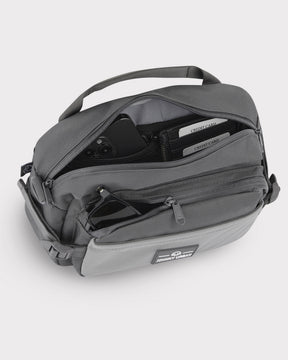 Große graue Bauchtasche 'Travis' von Johnny Urban mit offenem Hauptfach, sichtbaren Kreditkartenfächern und Sonnenbrille in der Fronttasche