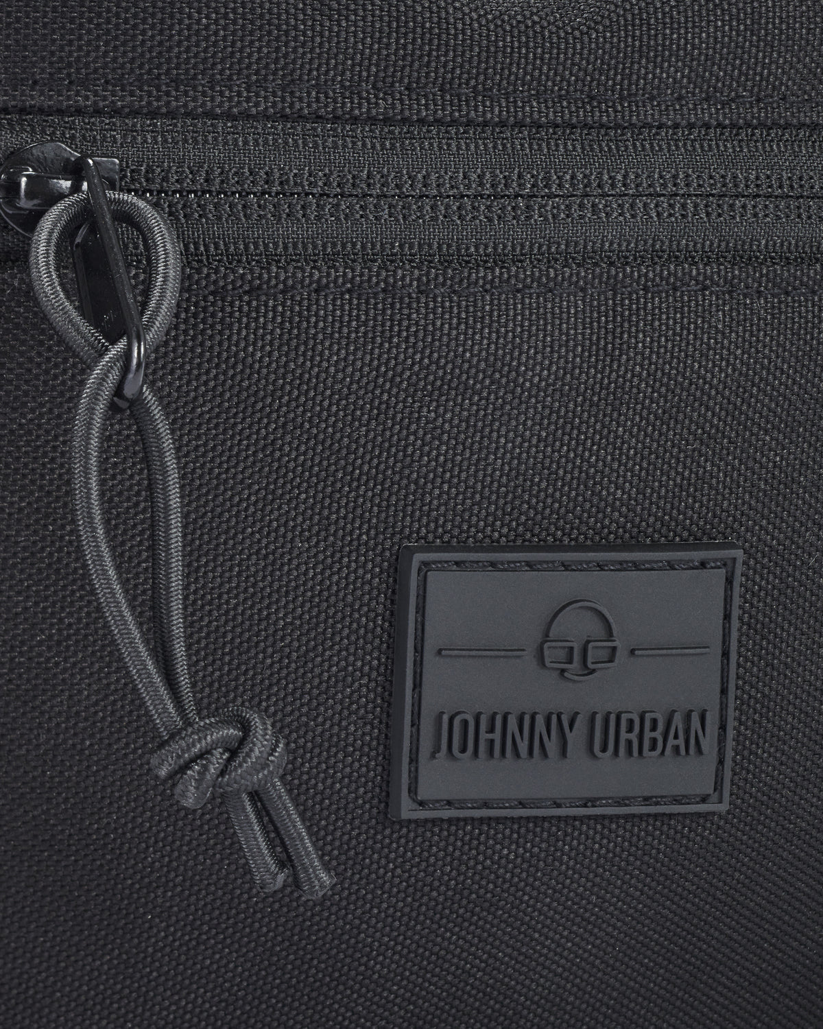 Schwarze nachhaltige Bauchtasche 'Erik Large' von Johnny Urban mit Reißverschluss und Logo-Patch aus robustem Material