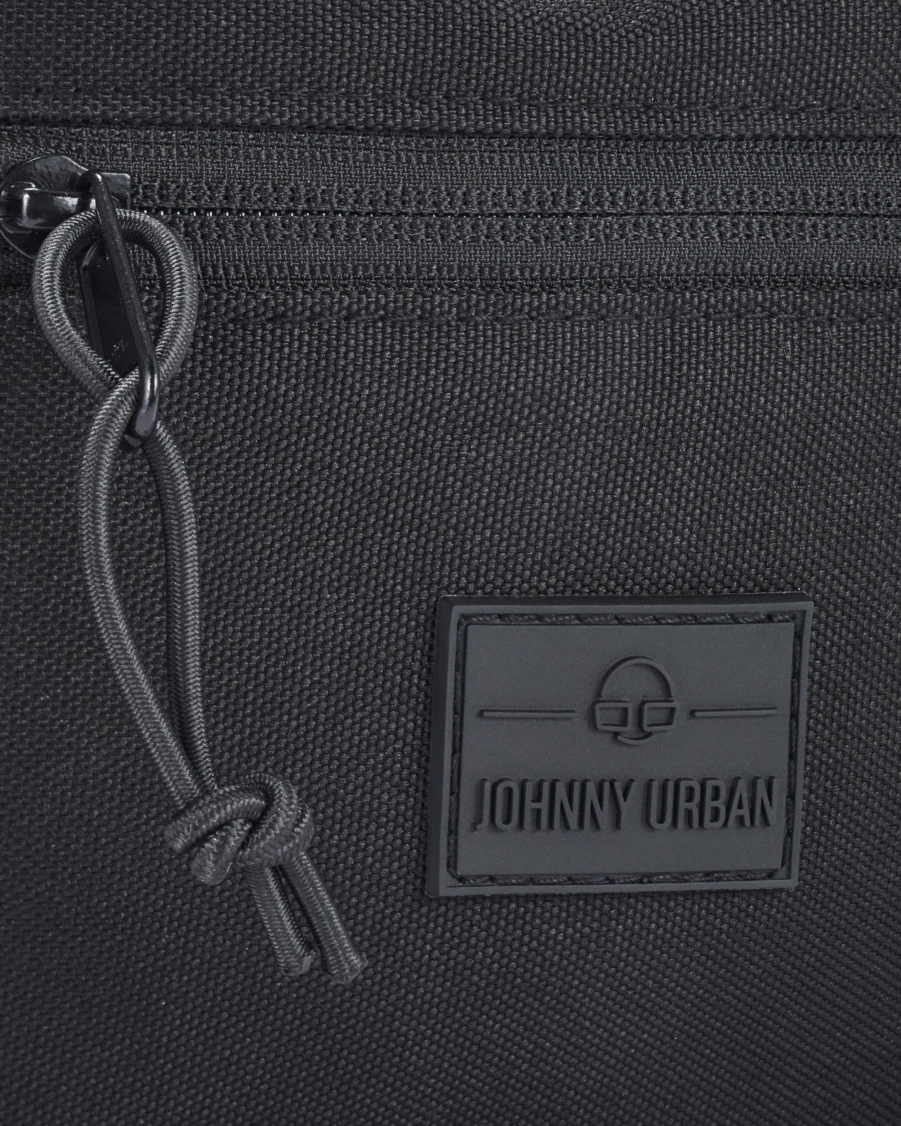 Schwarze nachhaltige Bauchtasche 'Erik Large' von Johnny Urban mit Reißverschluss und Logo-Patch aus robustem Material