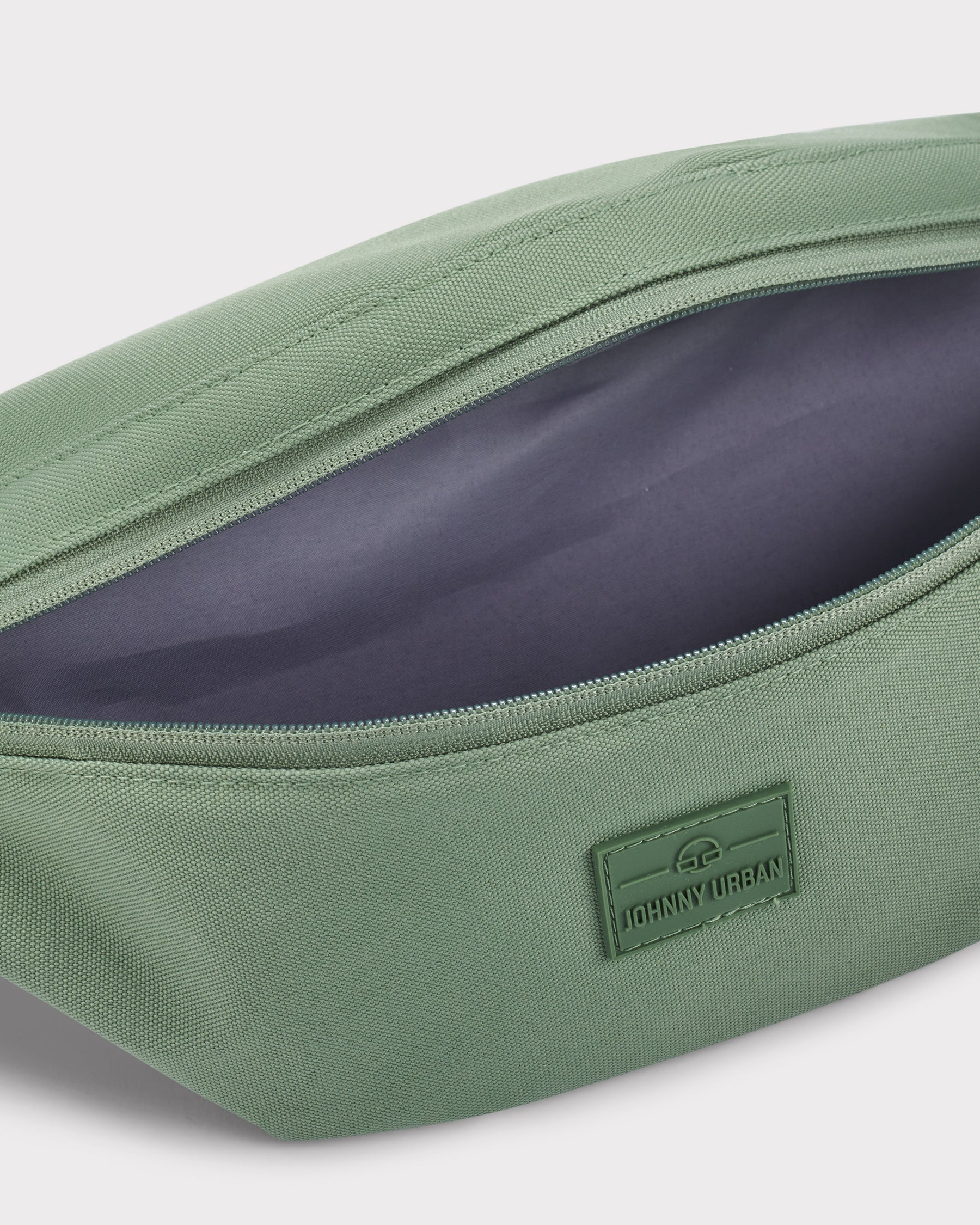 Große Bauchtasche 'Erik Large' von Johnny Urban in Salbeigrün mit offenem Hauptfach und grauem Innenfutter
