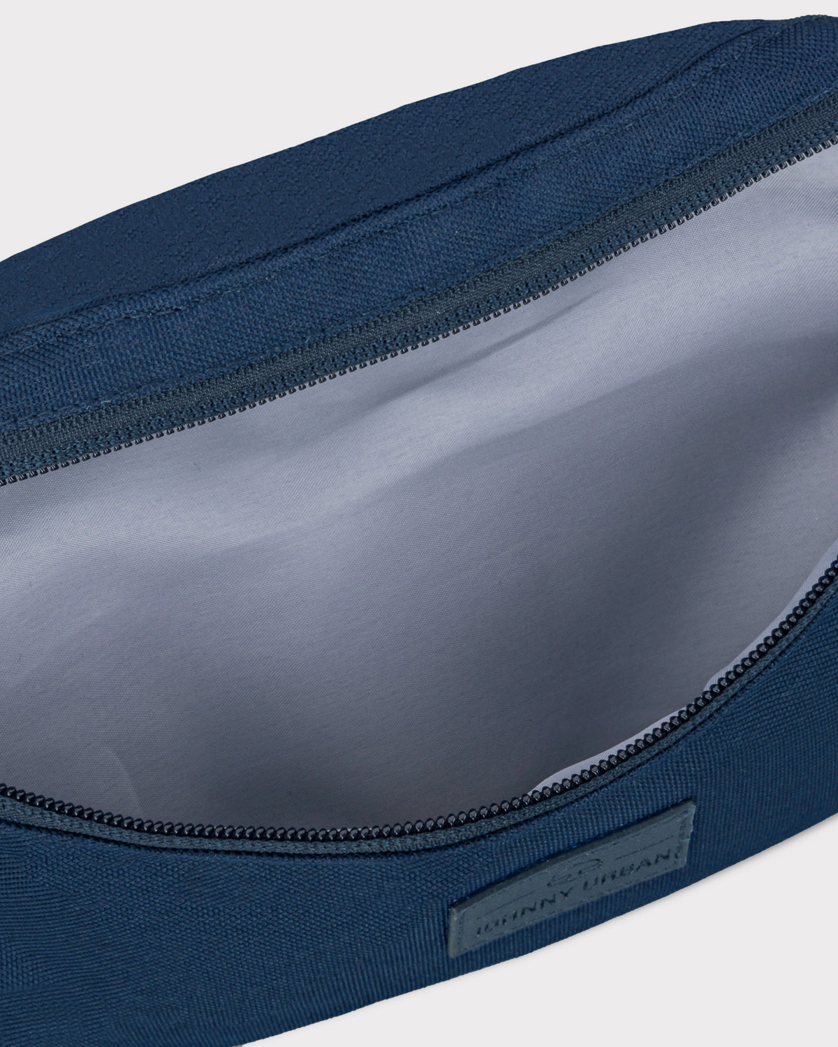 Bauchtasche 'Erik Small' von Johnny Urban in Blau mit offenem Reißverschluss und grauem Innenfutter