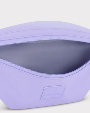Lila Bauchtasche 'Erik Small' von Johnny Urban mit geöffnetem Reißverschluss und grauem Innenfutter
