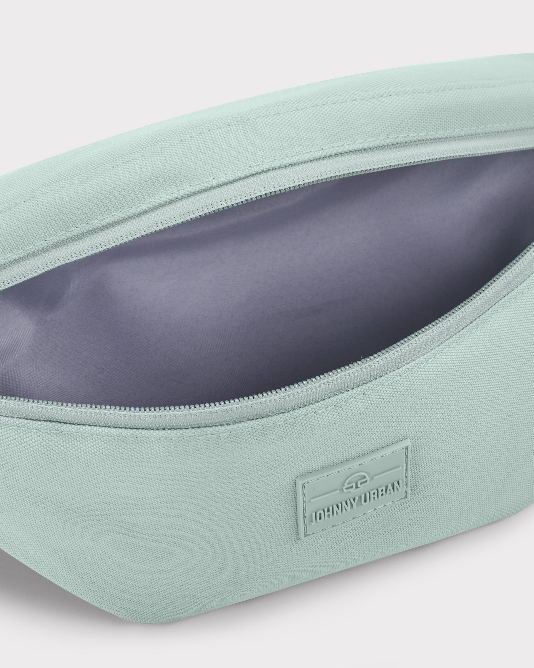 Mintgrüne Bauchtasche 'Erik Large' von Johnny Urban mit offenem Hauptfach und grauem Innenfutter