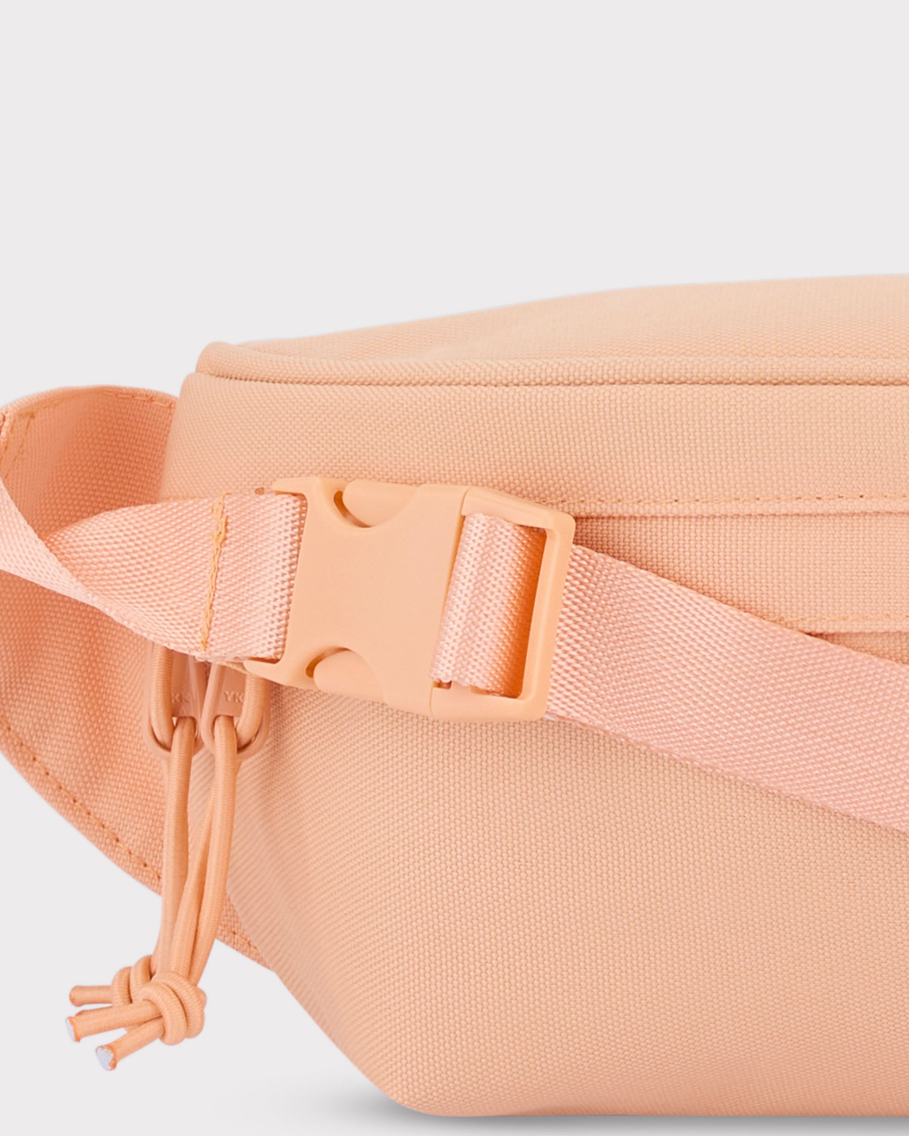 Nachhaltige Bauchtasche 'Tom' von Johnny Urban in Pfirsich mit verstellbarem Gurt und Reißverschlussdetails