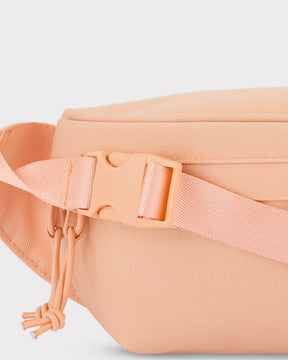 Nachhaltige Bauchtasche 'Tom' von Johnny Urban in Pfirsich mit verstellbarem Gurt und Reißverschlussdetails