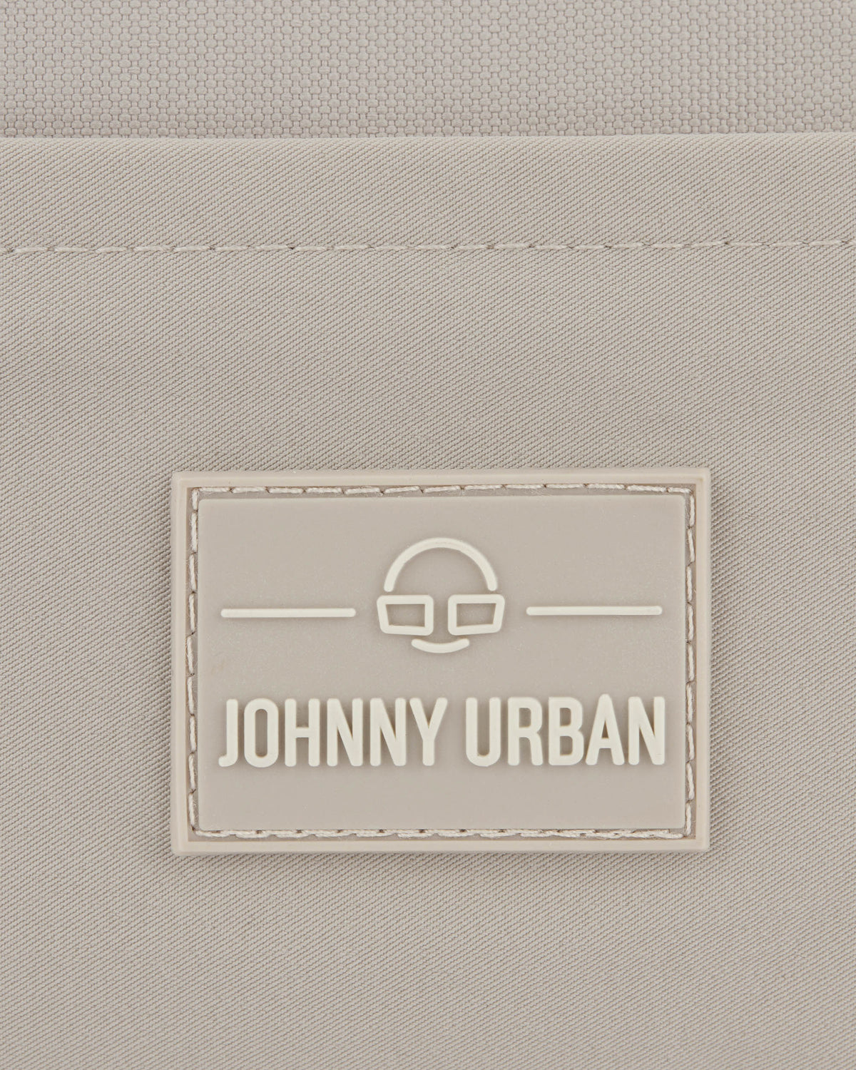 Beiges JOHNNY URBAN Logo-Label auf nachhaltiger Bauchtasche 'Travis'