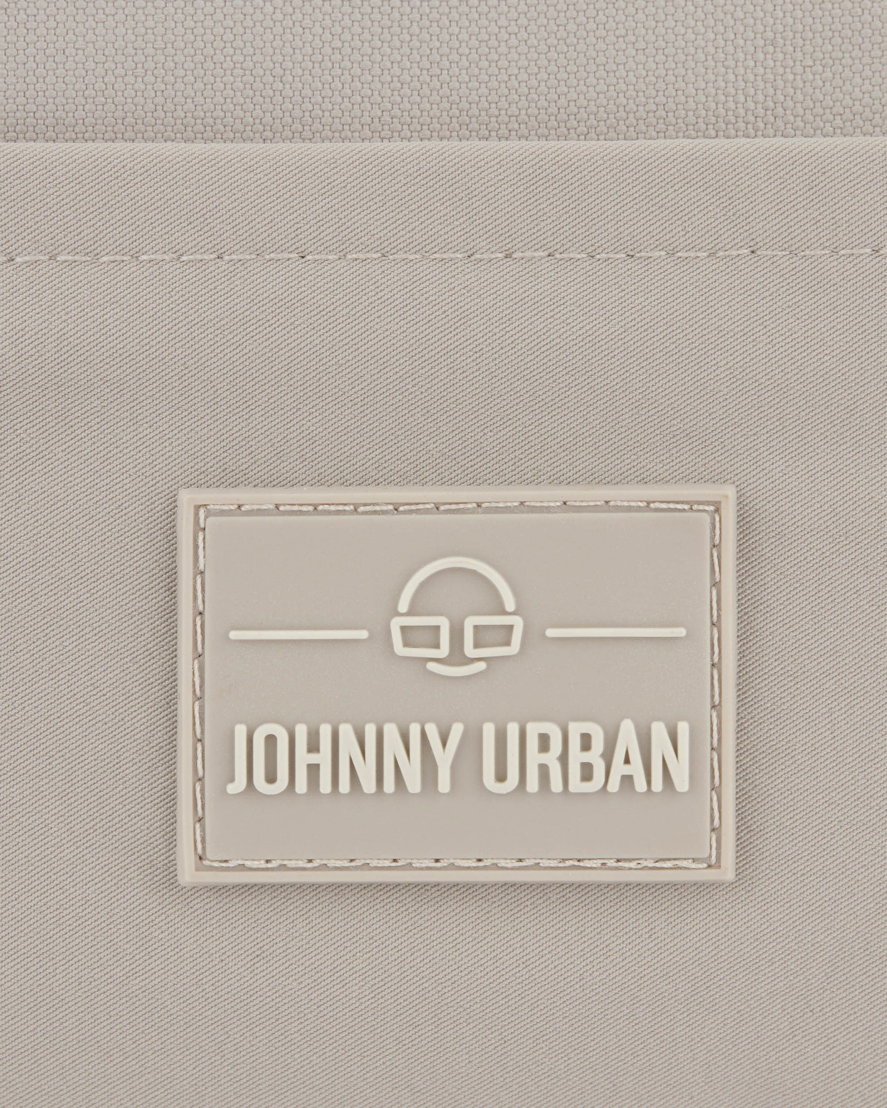 Beiges JOHNNY URBAN Logo-Label auf nachhaltiger Bauchtasche 'Travis'