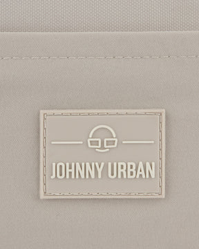 Beiges JOHNNY URBAN Logo-Label auf nachhaltiger Bauchtasche 'Travis'