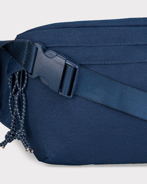 Blaue nachhaltige Bauchtasche Tom von Johnny Urban mit verstellbarem Gurt und Reißverschluss