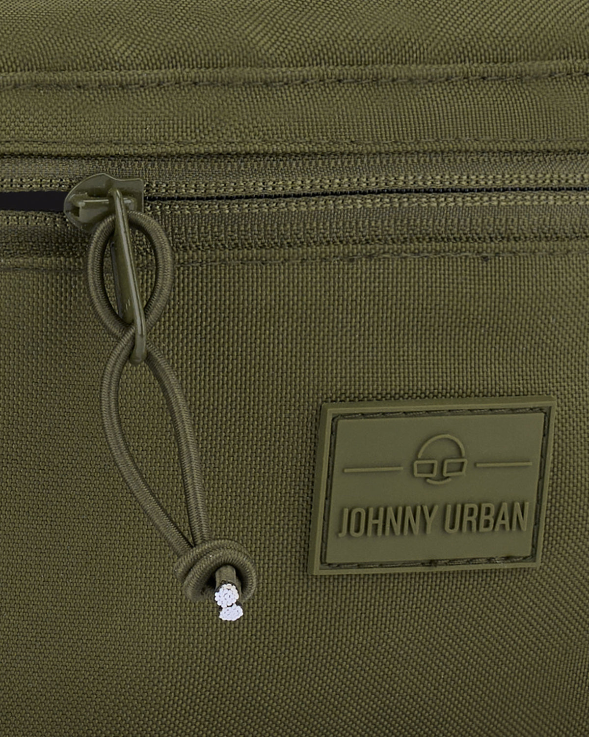 Nahaufnahme der olivgrünen Bauchtasche 'Erik Large' mit Reißverschluss und Johnny Urban Logo