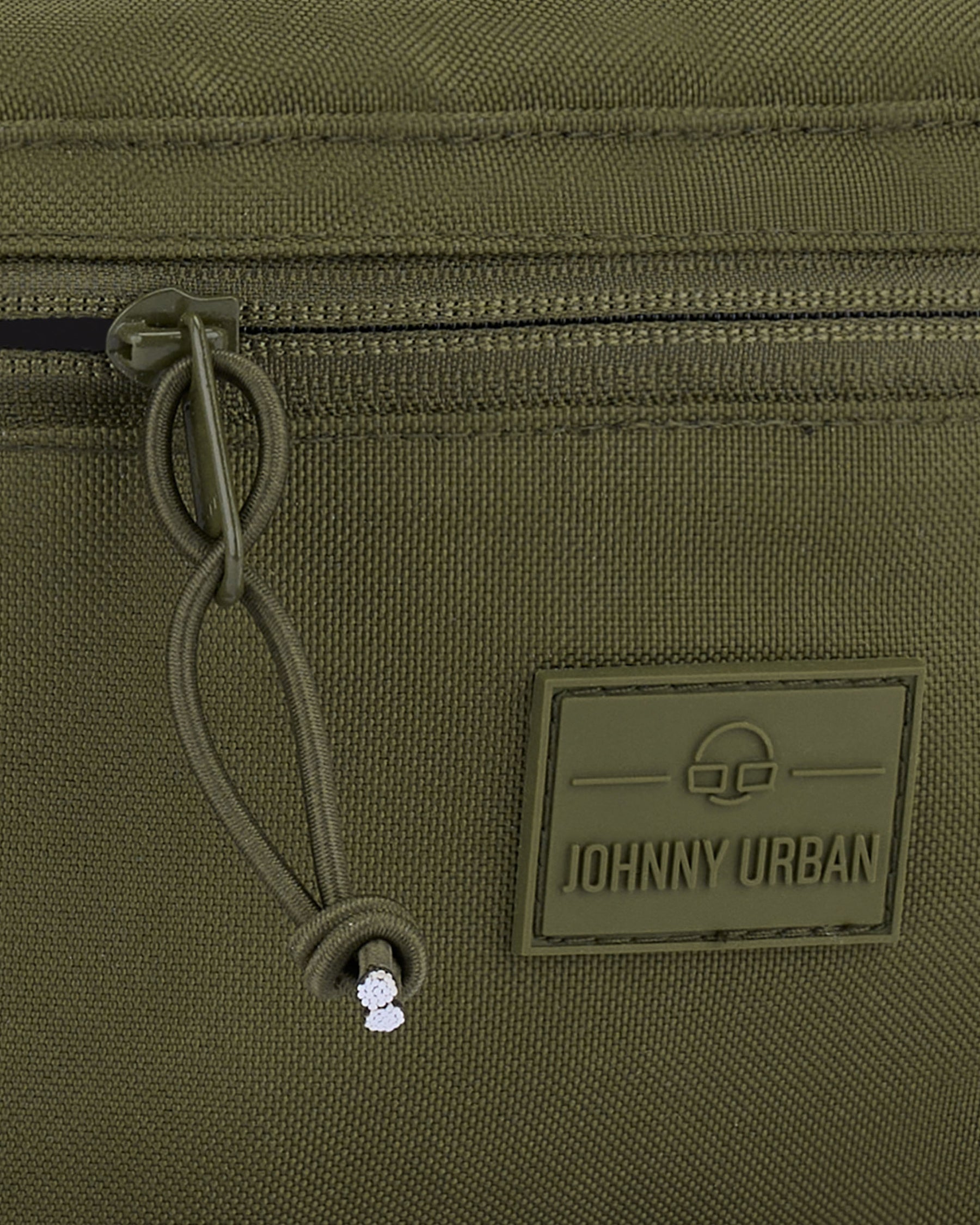 Nahaufnahme der olivgrünen Bauchtasche 'Erik Large' mit Reißverschluss und Johnny Urban Logo