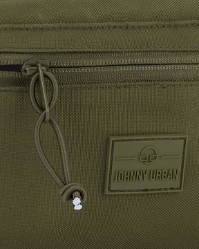Nahaufnahme der olivgrünen Bauchtasche 'Erik Large' von Johnny Urban mit Reißverschluss und Logo-Patch