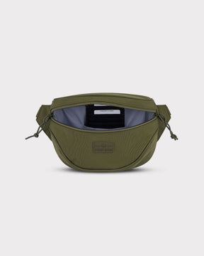 Olivegrüne Bauchtasche 'Ben' von Johnny Urban mit geöffnetem Hauptfach und Innenfach für Kreditkarten