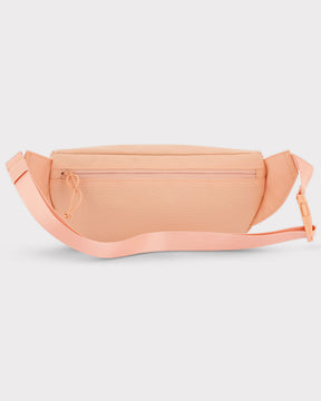 Pfirsichfarbene Bauchtasche 'Tom' von Johnny Urban mit Reißverschlussfach vorne und verstellbarem Gurt