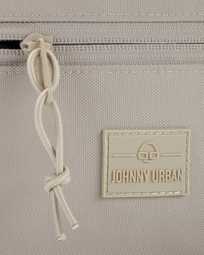 Nahaufnahme des Reißverschlusses und des Johnny Urban Logos der Bauchtasche 'Erik Large' in Sandbeige