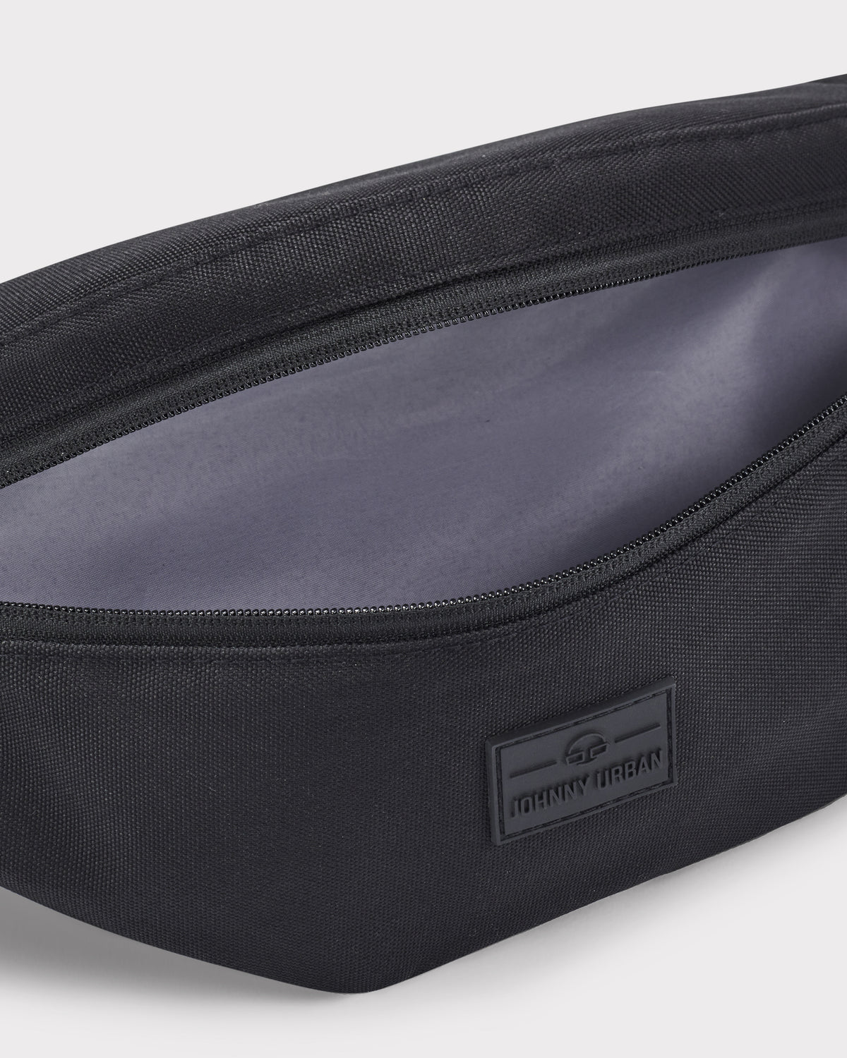 Schwarze Bauchtasche 'Erik Large' von Johnny Urban mit offenem Reißverschluss und grauem Innenfutter