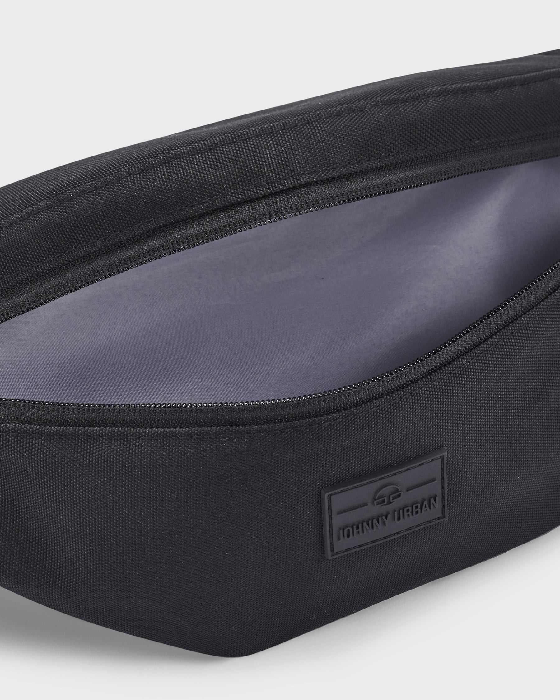 Schwarze Bauchtasche 'Erik Large' von Johnny Urban mit offenem Reißverschluss und grauem Innenfutter
