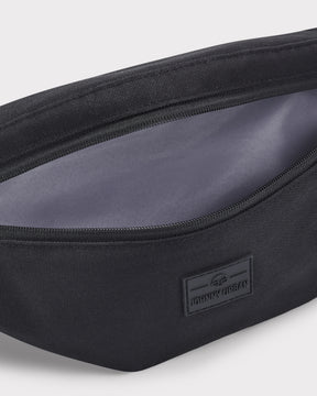 Schwarze Bauchtasche 'Erik Large' von Johnny Urban mit offenem Reißverschluss und grauem Innenfutter