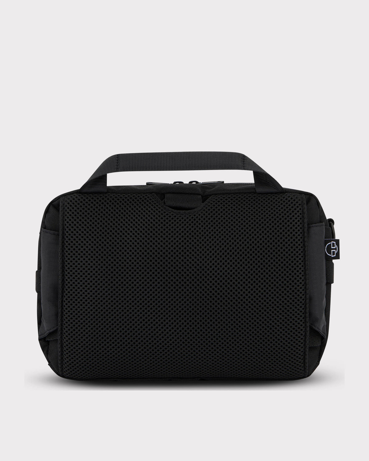 Schwarze Bauchtasche 'Travis' von Johnny Urban mit gepolstertem, atmungsaktivem Rückenteil und Handgriff
