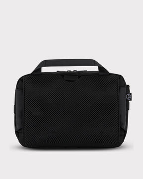 Schwarze Bauchtasche 'Travis' von Johnny Urban mit gepolstertem, atmungsaktivem Rückenteil und Handgriff