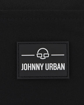 Schwarzes Logoetikett mit weißem Johnny Urban Schriftzug und minimalistischer Brillen-Motiv auf Stoff