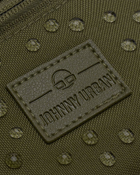 Nahaufnahme der wasserabweisenden Oberfläche und des Markenlabels der olivgrünen Bauchtasche 'Erik Small' von Johnny Urban