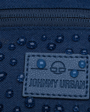 Detailaufnahme der wasserabweisenden blauen Bauchtasche „Erik Small“ von Johnny Urban mit sichtbaren Wassertropfen und Markenlabel