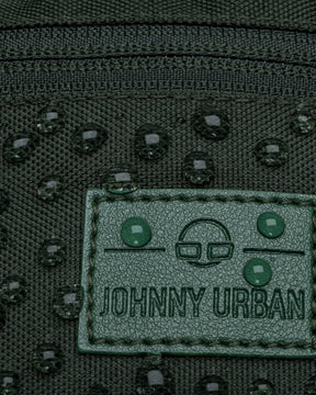 Nahaufnahme der wasserabweisenden grünen Johnny Urban Bauchtasche 'Erik Small' mit Wassertropfen auf dem Logo