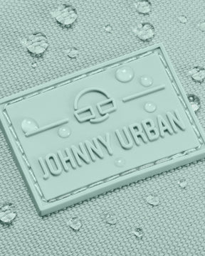 Nahaufnahme des wasserabweisenden Johnny Urban Logos auf der mintfarbenen Bauchtasche 'Erik Large' mit Wassertropfen