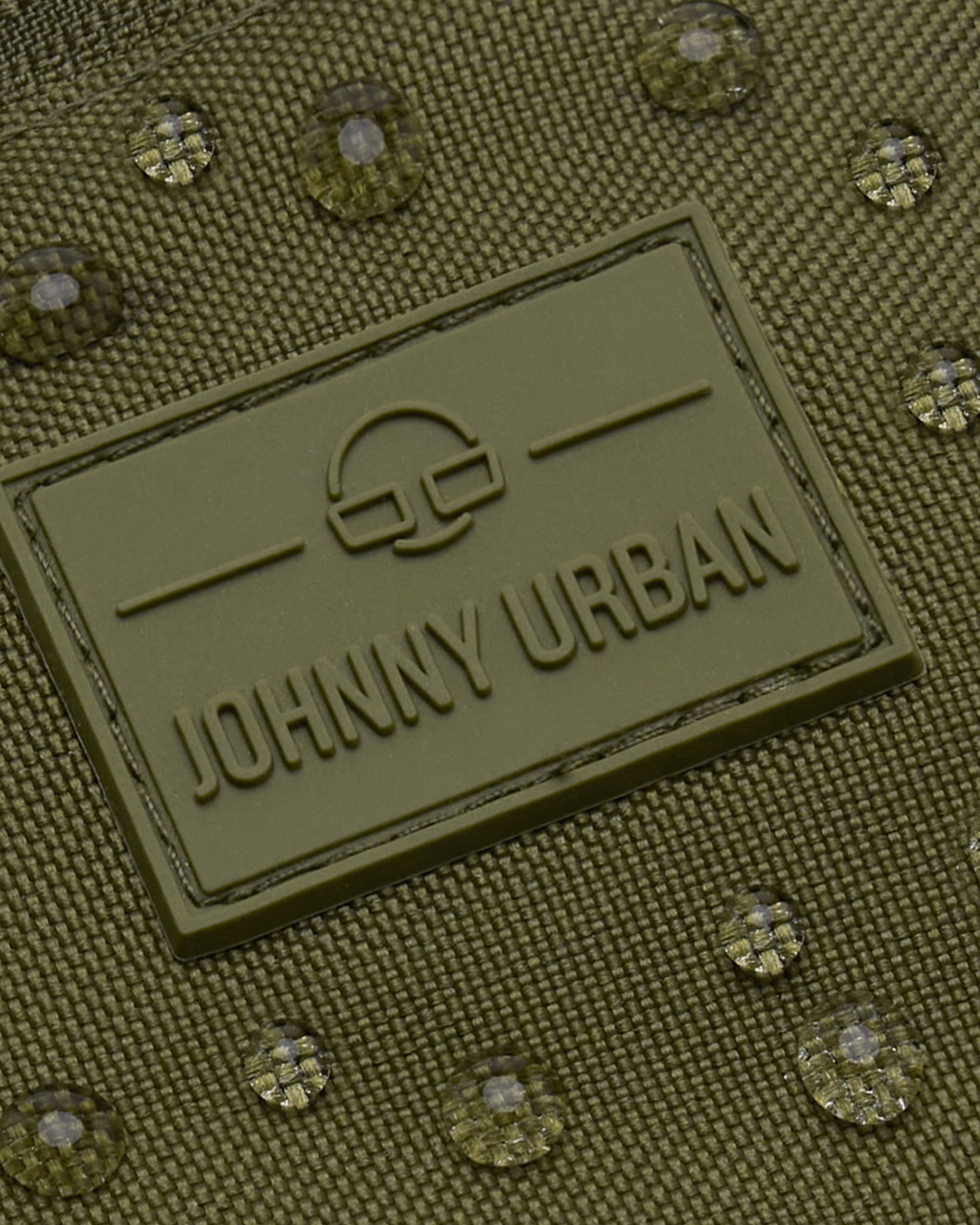 Nahaufnahme des wasserabweisenden Materials und des Johnny Urban Logos der olivgrünen Bauchtasche 'Erik Large'