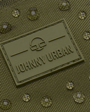Nahaufnahme des wasserabweisenden Materials und des Johnny Urban Logos der olivgrünen Bauchtasche 'Erik Large'