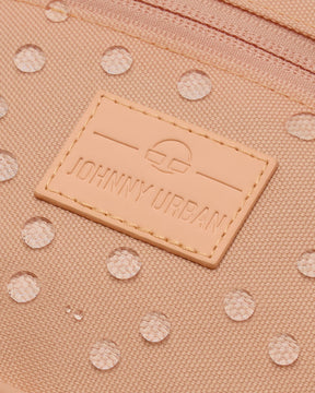 Nahaufnahme der wasserabweisenden Bauchtasche 'Ben' von Johnny Urban in Pfirsichfarbe mit sichtbaren Wassertropfen