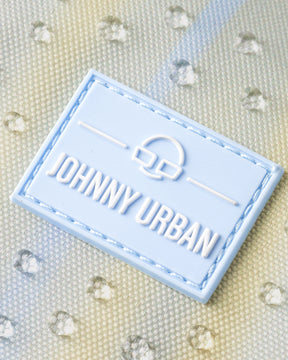 Nahe Aufnahme des wasserabweisenden, sandfarben gestreiften Materials der Bauchtasche 'Erik Small' mit hellblauem 'Johnny Urban'-Label