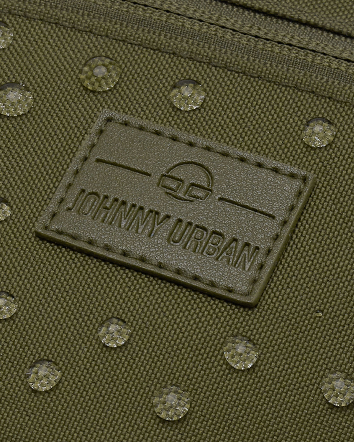 Nahaufnahme der wasserabweisenden olivgrünen Bauchtasche 'Ben' von Johnny Urban mit Logo und Wassertropfen