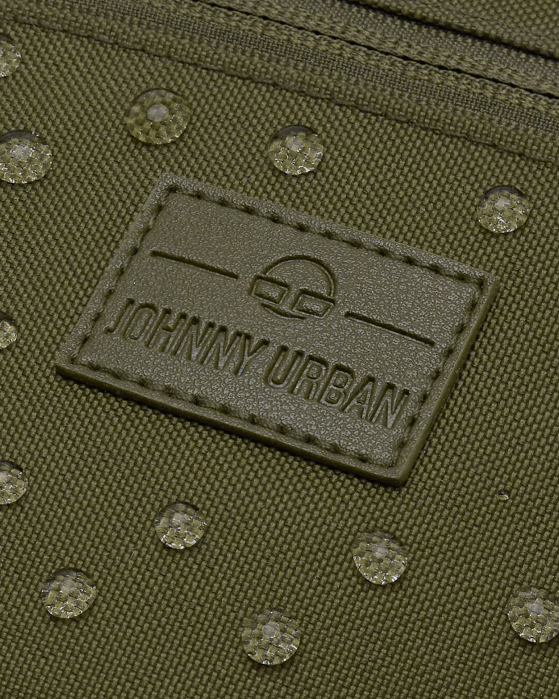 Nahaufnahme der wasserabweisenden olivgrünen Bauchtasche 'Ben' von Johnny Urban mit Logo und Wassertropfen