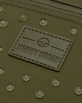 Nahaufnahme der wasserabweisenden olivgrünen Bauchtasche 'Ben' von Johnny Urban mit Logo und Wassertropfen