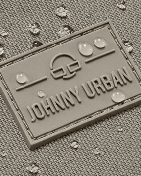 Wasserdichte Textiloberfläche mit Johnny Urban Logo und Wassertropfen