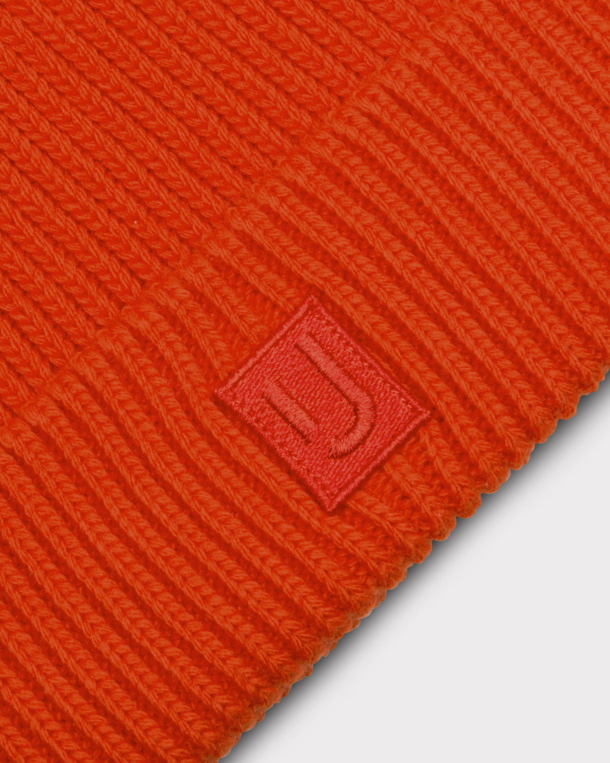 Korallrote gerippte Strickmütze 'Billie' mit Johnny Urban Logo-Patch