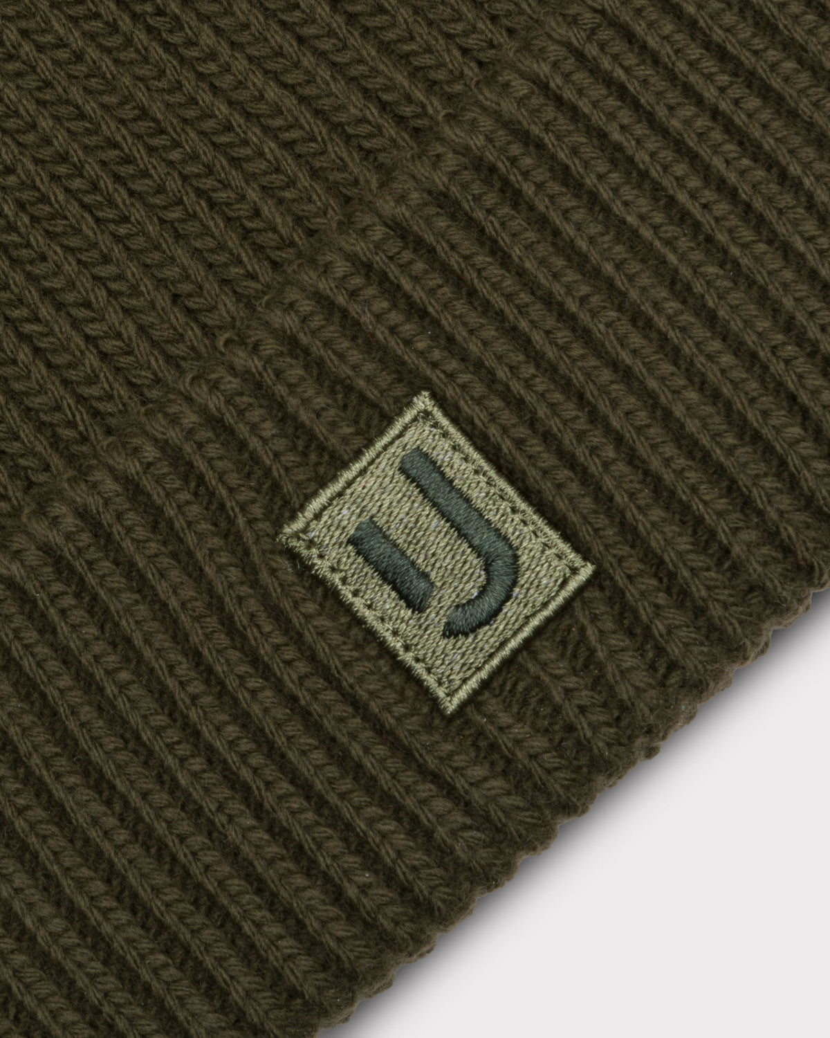 Mütze 'Billie' von Johnny Urban, dunkelgrünes, grob gestricktes Material mit kleinem eingenähtem Logo-Patch