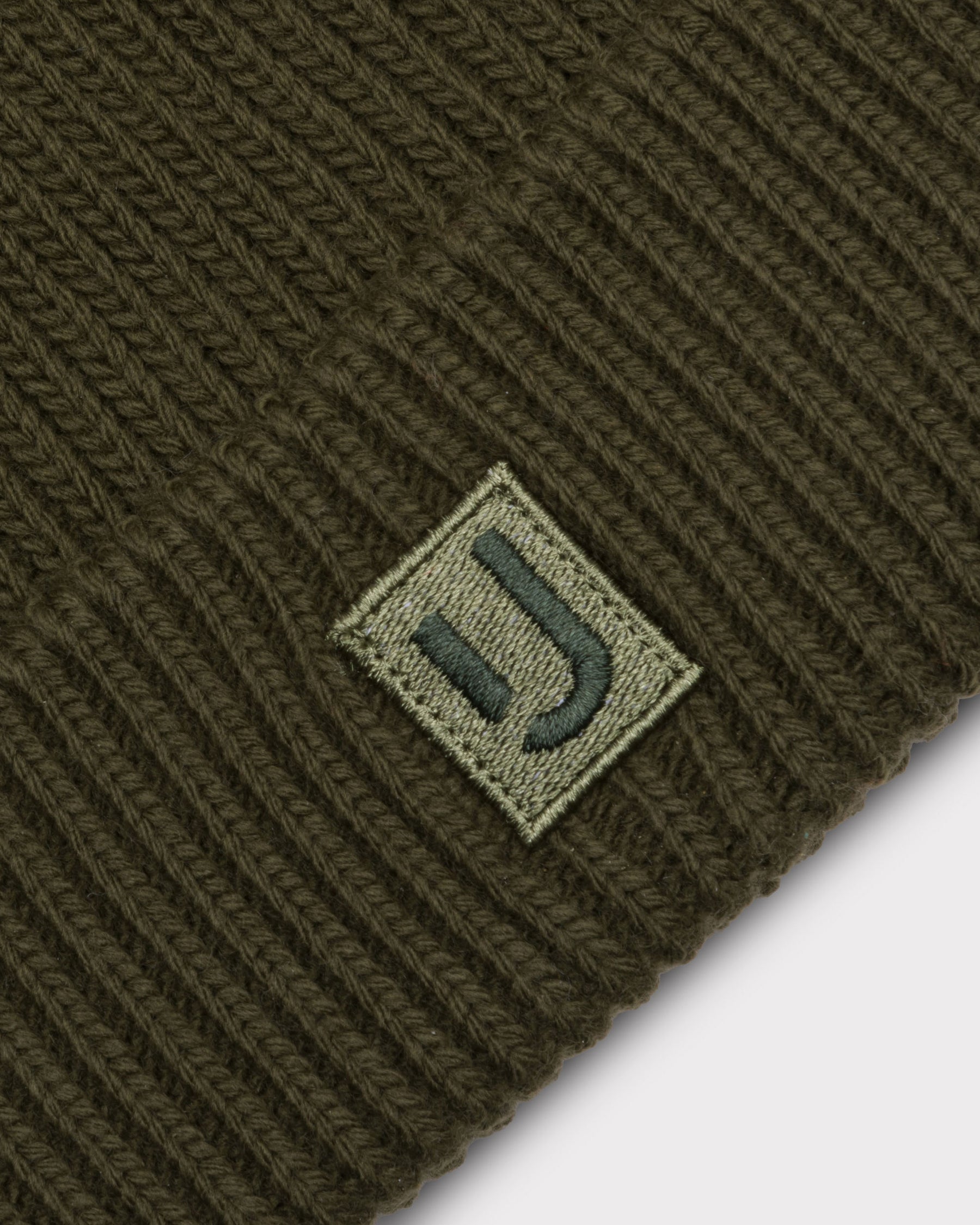 Mütze 'Billie' von Johnny Urban, dunkelgrünes, grob gestricktes Material mit kleinem eingenähtem Logo-Patch