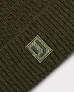Mütze 'Billie' von Johnny Urban, dunkelgrünes, grob gestricktes Material mit kleinem eingenähtem Logo-Patch